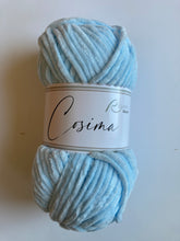 Lade das Bild in den Galerie-Viewer, COSIMA Chenillegarn Farbe 0011 zarthellblau