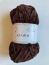 Lade das Bild in den Galerie-Viewer, COSIMA Chenillegarn Farbe 06 Bärbraun