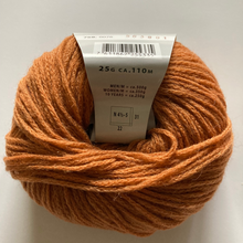 Lade das Bild in den Galerie-Viewer, Novena Lang Yarns Farbe 0076 fuchsia